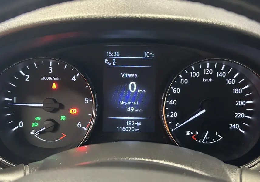 Vue rapprochée du tableau de bord de la Nissan Pulsar gris, affichant vitesse à 0 km/h et compte-tours.