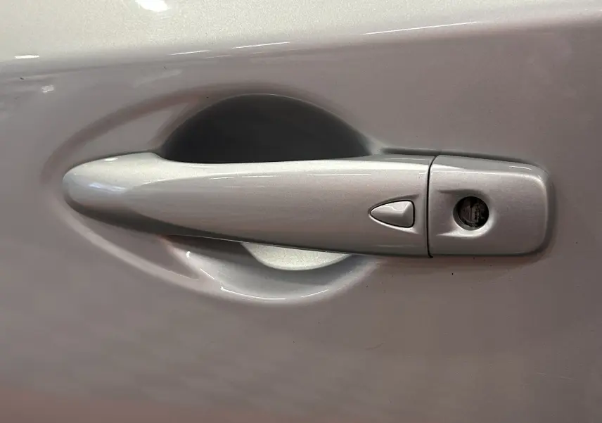 Poignée de porte gris métallisé côté droit d'une Nissan Pulsar 1.5 dCi 110ch Ultimate de 2018.