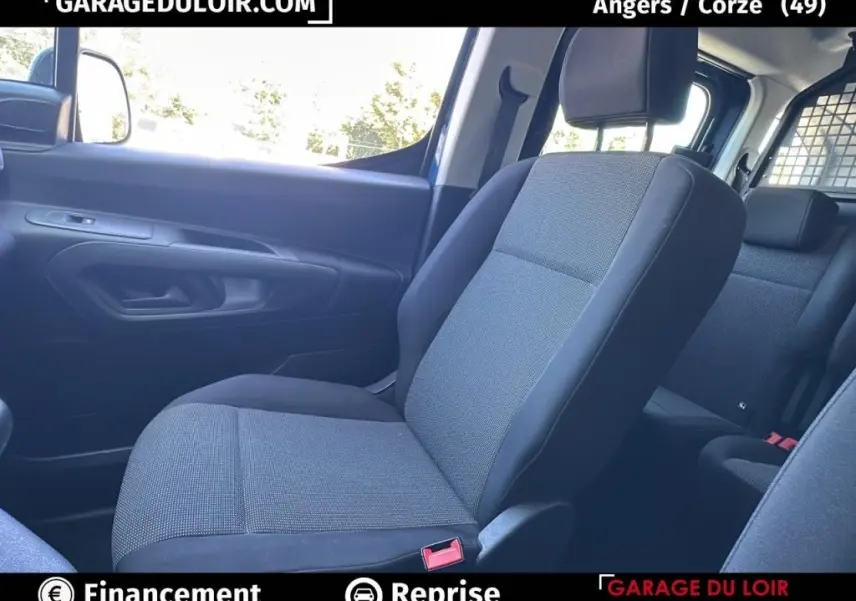 Vue intérieure côté droit du siège avant gris foncé du Peugeot Rifter 2024 avec séparation métallique arrière visible.