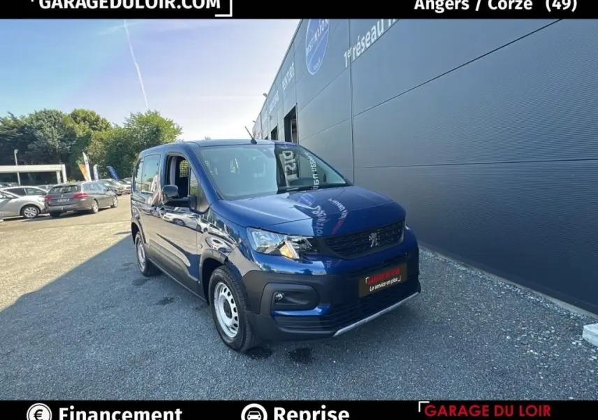 Vue 3/4 avant gauche d’un Peugeot Rifter bleu 2024, version Allure, avec calandre noire et jantes acier.