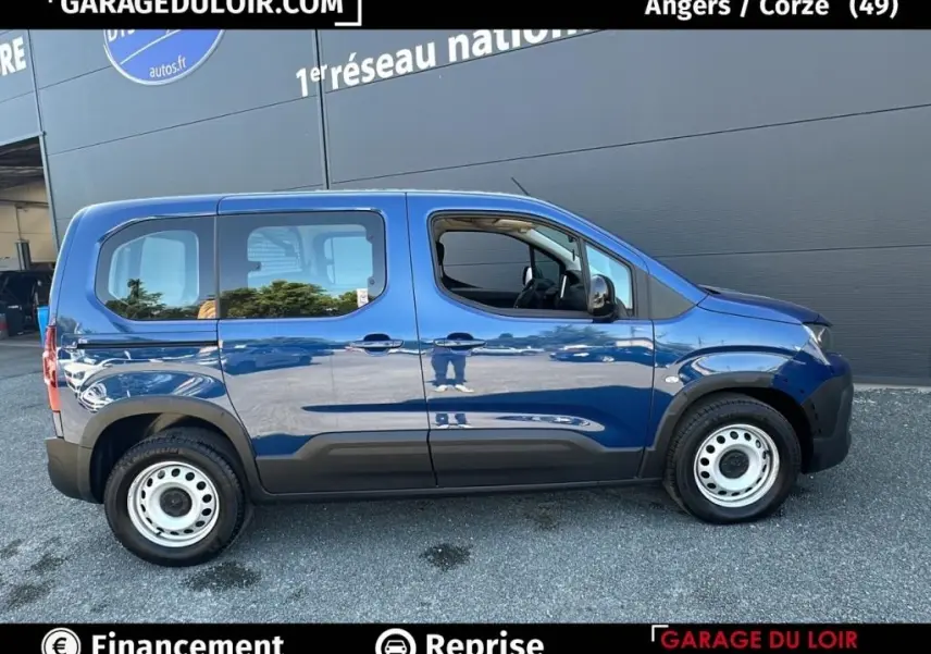 Vue de profil côté gauche d’un Peugeot Rifter bleu 2024 avec jantes acier et carrosserie compacte.