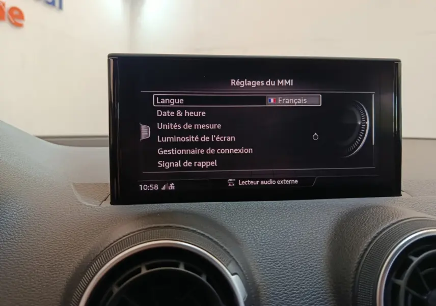 Écran tactile central affichant les réglages MMI dans l’habitacle gris foncé de l’Audi Q2 35 TFSI 2022.