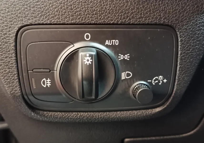 Commande des phares avec réglage automatique et variateur d’éclairage sur tableau de bord de l’Audi Q2 35 TFSI 2022.
