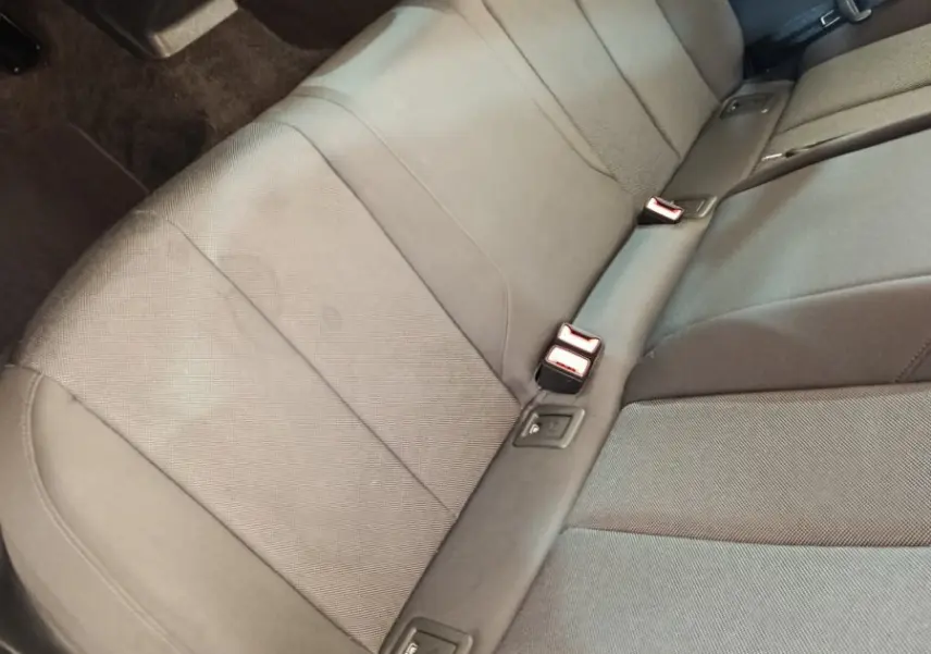 Vue rapprochée de la banquette arrière grise de l’Audi Q2 35 TFSI 150 S Tronic Business Line, avec ceintures et fixations Isofix visibles.