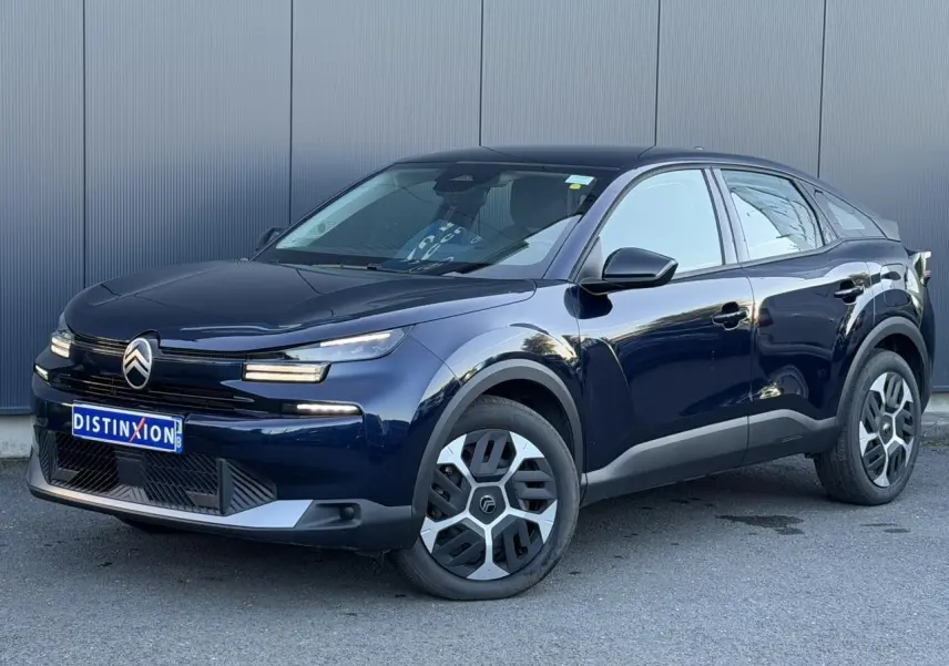 Citroën C4 Hybrid 145 bleu Eclipse en 3/4 avant droit, avec signature lumineuse LED et jantes distinctives.