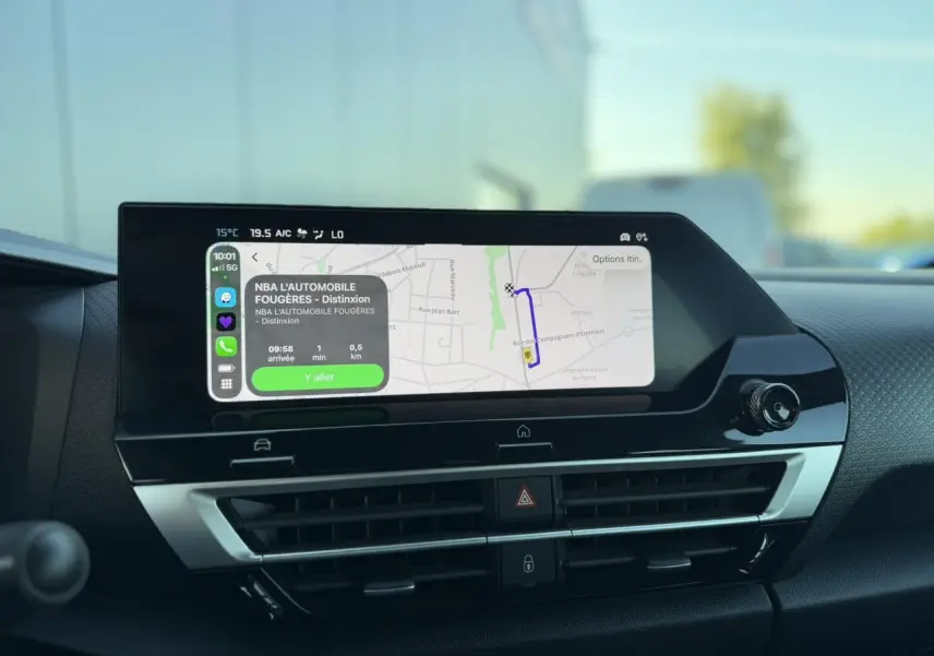 Écran tactile central 10 pouces avec navigation 3D dans l'habitacle du Citroën C4 Hybrid 145 bleu Eclipse, vue intérieure.