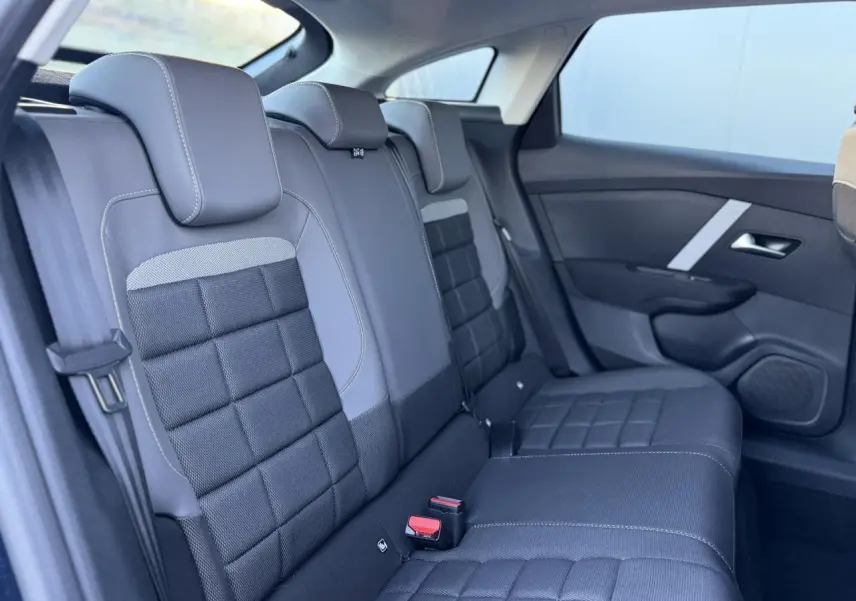 Vue intérieure côté droit des sièges arrière en tissu noir et gris de la Citroën C4 Hybrid 145 2025.