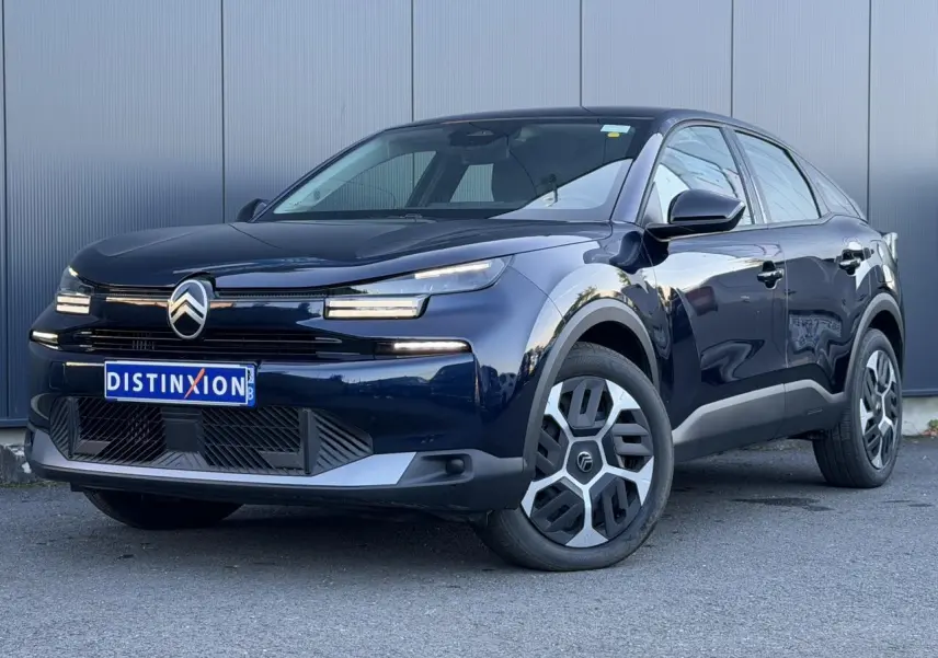 Citroën C4 Hybrid 145 bleu Eclipse en 3/4 avant droit, avec signature lumineuse LED et jantes spécifiques.