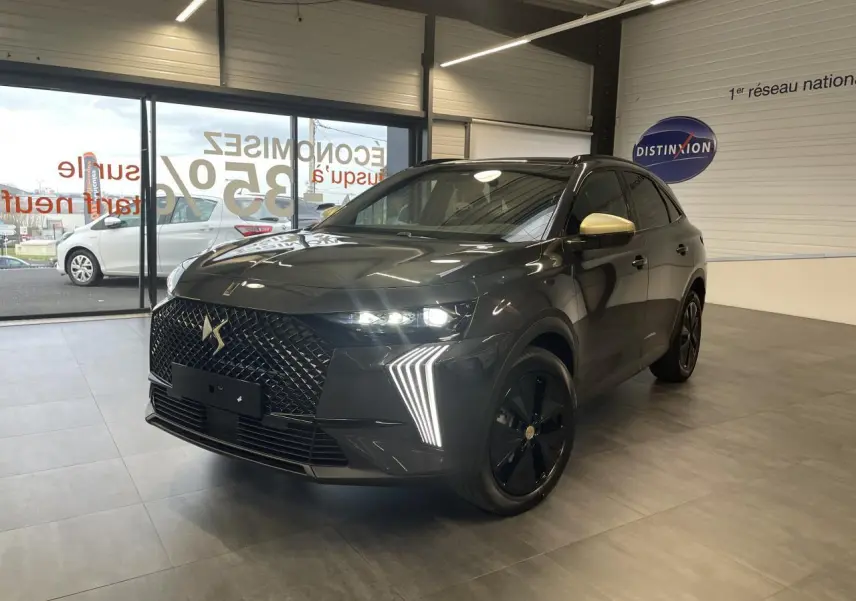 DS7 Crossback gris titanium en 3/4 avant droit avec calandre noire et coques de rétroviseurs dorées satinées.