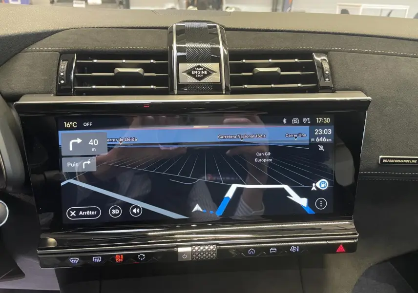Vue rapprochée de la console centrale noire avec écran tactile 12" affichant la navigation du DS7 Crossback gris titanium.