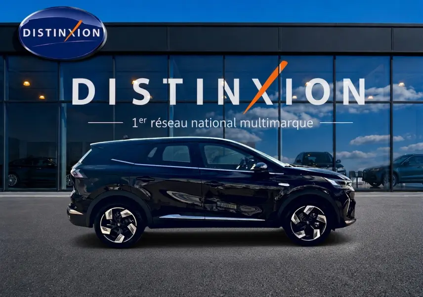 Profil droit du Renault Symbioz 1.8 e-tech full hybrid 160 techno noir étoile, avec jantes alu et vitres surteintées.