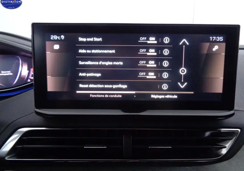 Écran tactile central du Peugeot 3008 gris platinium 2023 affichant les réglages d’aides à la conduite.