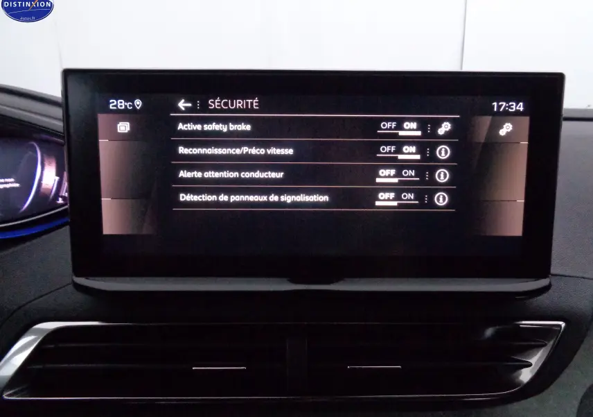 Écran central du Peugeot 3008 GT 2023 affichant les réglages de sécurité, vue frontale intérieure.