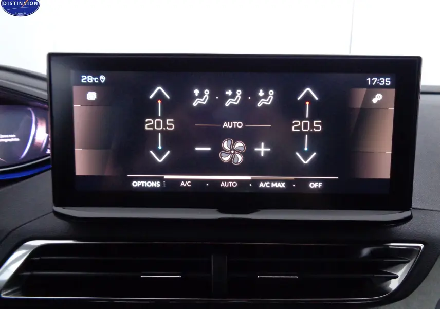 Écran tactile central de la climatisation du Peugeot 3008 gris platinium, affichant la température à 20,5°C en mode auto.