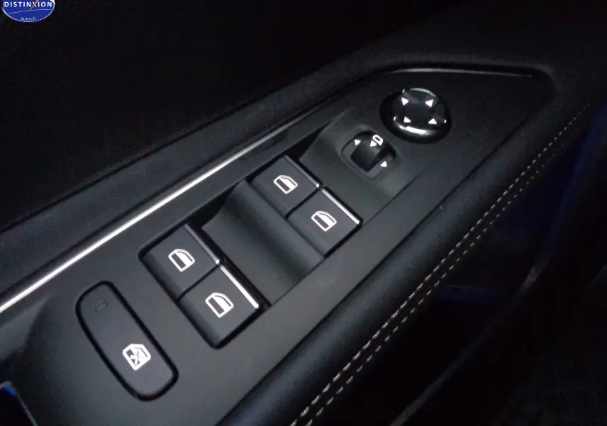 Gros plan sur les commandes de lève-vitres et réglage des rétroviseurs côté conducteur du Peugeot 3008 gris platinium.
