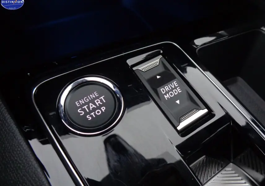 Gros plan sur le bouton start/stop et la commande drive mode du Peugeot 3008 gris platinium 2023.