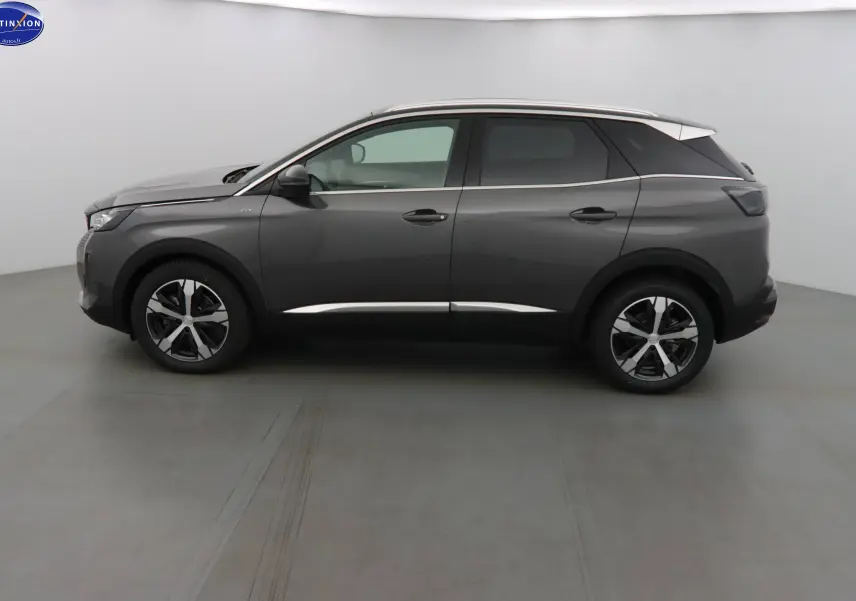 Profil côté gauche du Peugeot 3008 gris platinium métal 2023 avec jantes alliage bicolores et toit contrasté blanc.