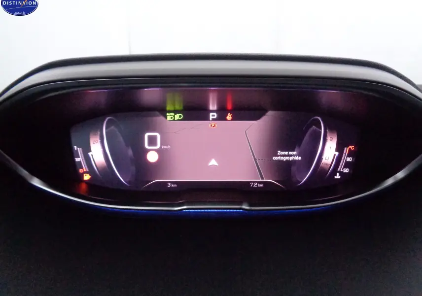 Tableau de bord numérique du Peugeot 3008 gris platinium, affichant la vitesse à 0 km/h et une zone non cartographiée.