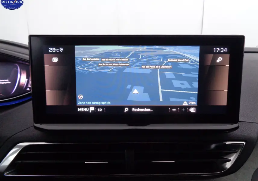 Écran tactile central du Peugeot 3008 gris platinium, affichant la navigation 3D avec carte et menus visibles.