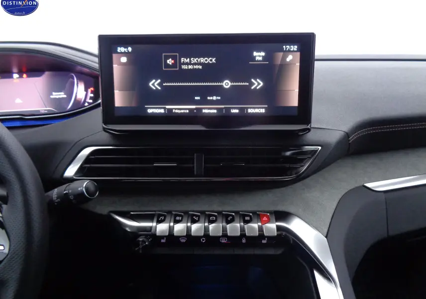 Tableau de bord du Peugeot 3008 2023 gris platinium, vue centrale sur écran tactile et commandes piano.