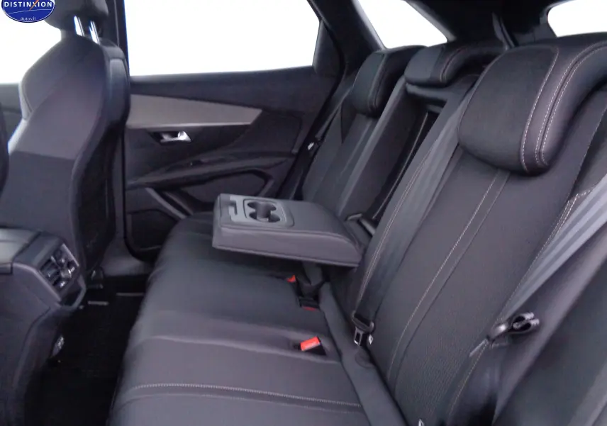 Vue intérieure côté droit des sièges arrière en cuir noir avec accoudoir central relevé du Peugeot 3008 gris platinium 2023.