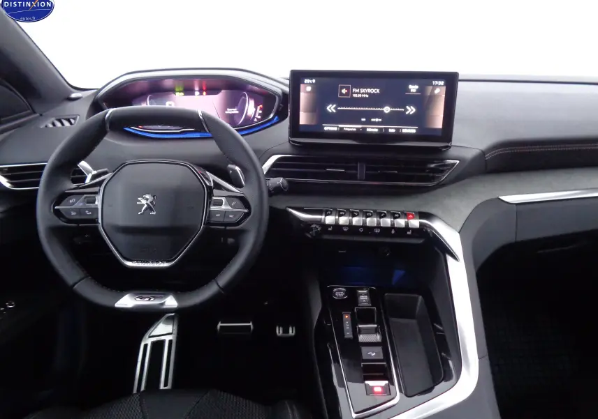 Vue intérieure du poste de conduite du Peugeot 3008 gris platinium, avec volant compact et écran tactile central.