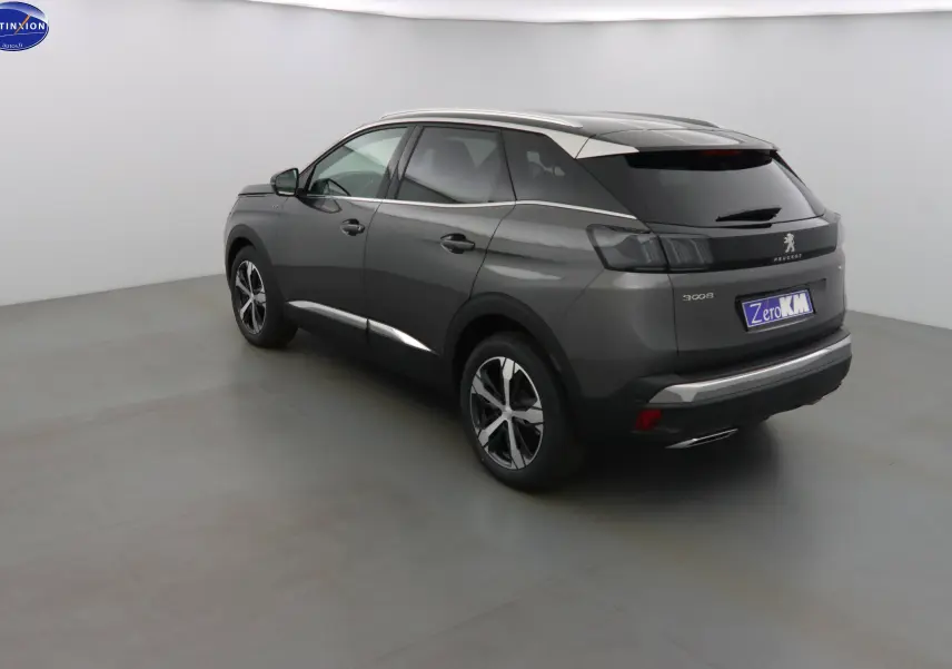 Peugeot 3008 gris platinium métal vue 3/4 arrière droit, avec jantes alliage et feux arrière teintés.