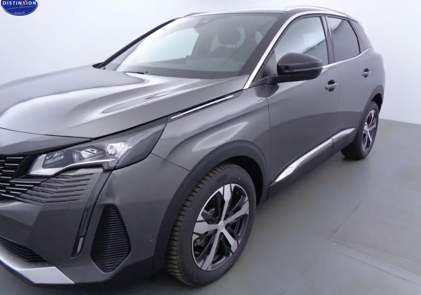 Peugeot 3008 gris platinium métal en vue 3/4 avant droit, avec jantes alliage et feux LED distinctifs.