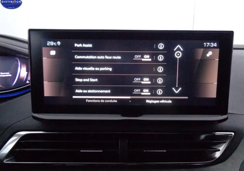 Écran tactile central du Peugeot 3008 2023 affichant les options d’aide à la conduite dans un intérieur moderne noir.