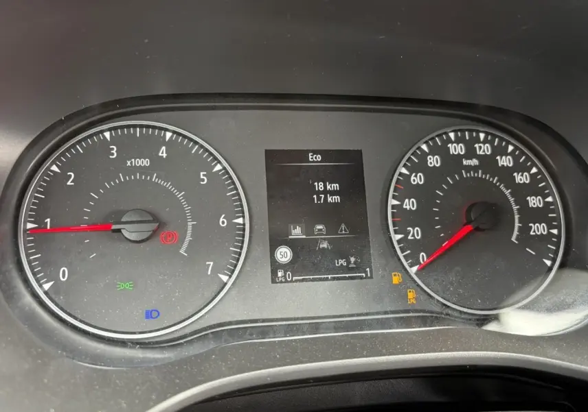 Vue rapprochée du tableau de bord du Dacia Jogger gris Schiste, affichant compte-tours, vitesse et écran central Eco.