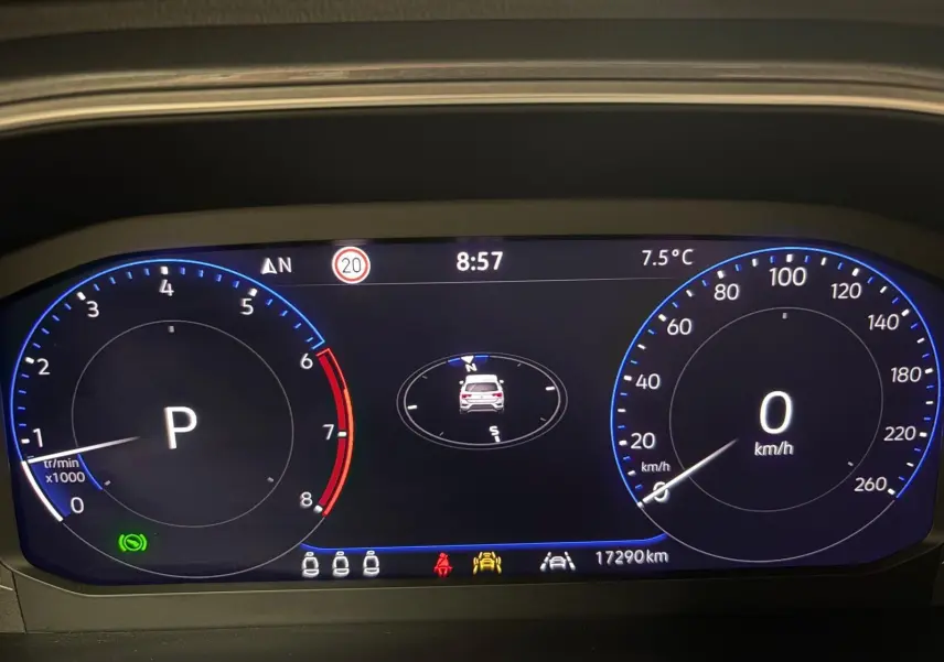 Tableau de bord numérique du Volkswagen T-Roc 2025 affichant vitesse à 0 km/h et température extérieure à 7,5°C.