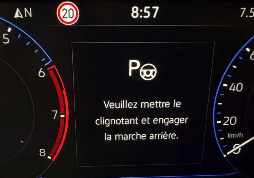 Affichage du tableau de bord numérique du Volkswagen T-Roc 2025 avec indication de mise en marche arrière et limite de vitesse à 20 km/h.