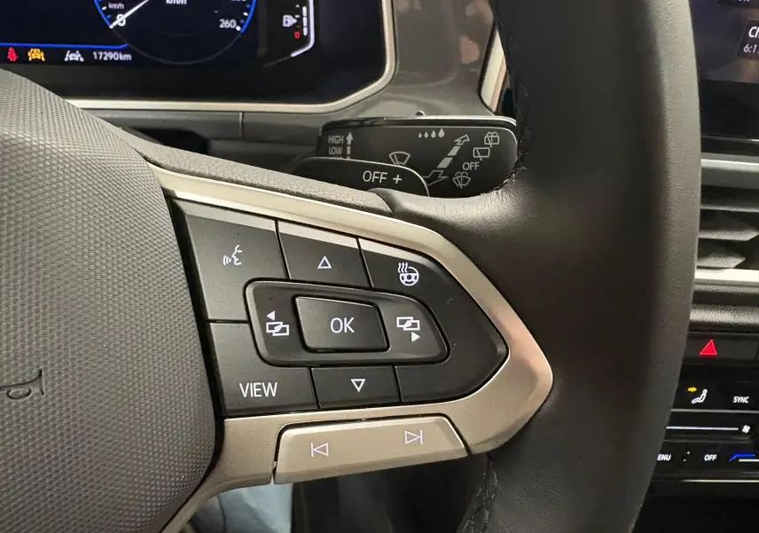 Gros plan sur les commandes du volant chauffant du Volkswagen T-Roc 1.5 TSI 150 DSG7 Style Edition, intérieur moderne.