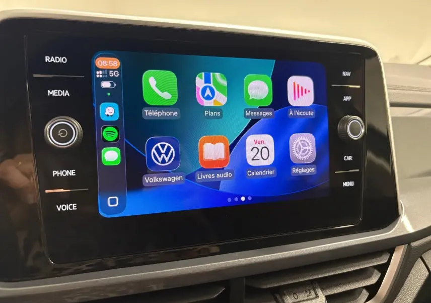 Écran tactile central du Volkswagen T-Roc 2025 affichant l'interface Apple CarPlay avec icônes colorées.