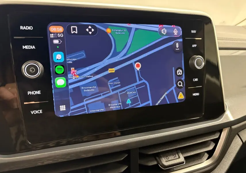 Écran tactile central du Volkswagen T-Roc 2025 affichant la navigation, vu de face dans l'habitacle.
