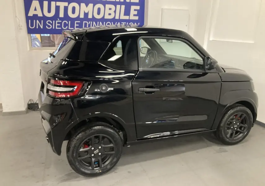 Vue latérale droite d'une LIGIER JS50 0.5 REVO D+ SELECT noire avec jantes alu noires 14 pouces en intérieur.