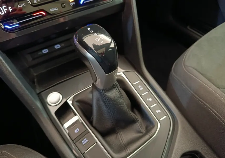 Gros plan sur le levier de vitesses automatique noir et argenté du Volkswagen Tiguan 2.0 TDI 150 DSG7 Elegance, intérieur noir.