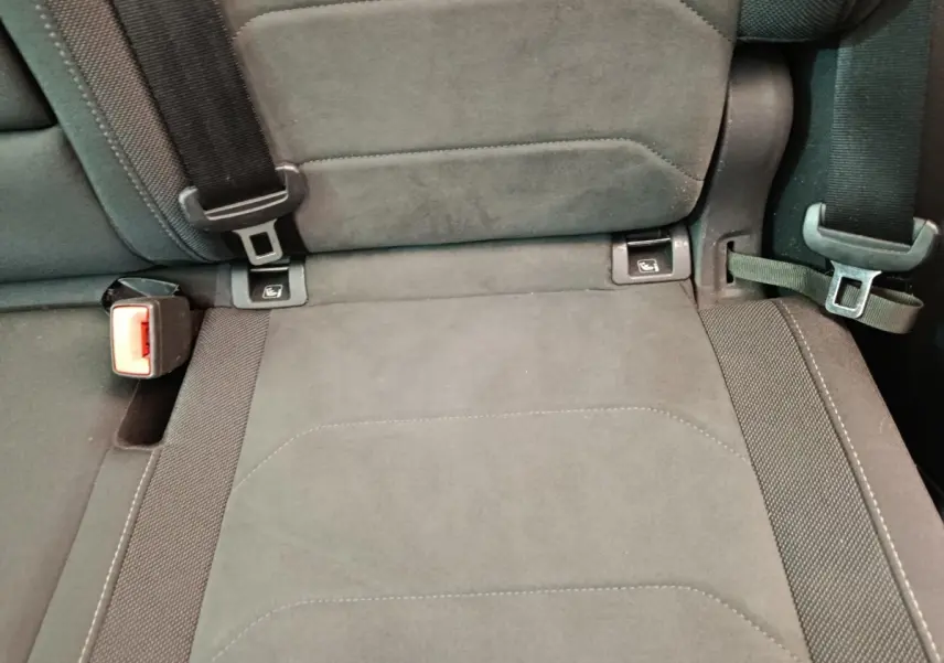 Gros plan sur la banquette arrière grise du Volkswagen Tiguan 2.0 TDI 150 DSG7 Elegance avec ceintures et fixations ISOFIX visibles.