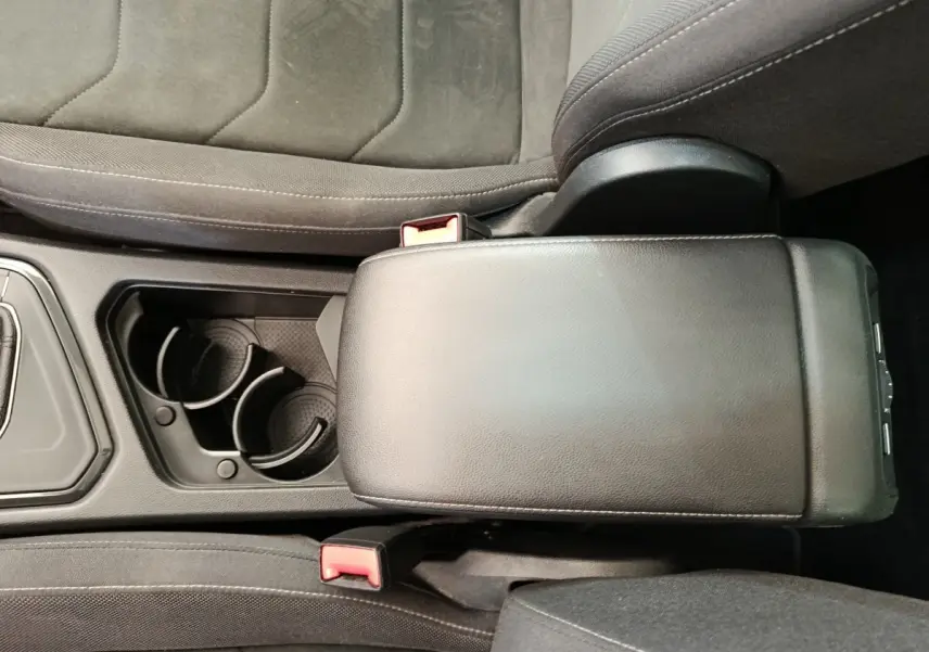 Vue rapprochée de l'accoudoir central noir et des porte-gobelets du Volkswagen Tiguan 2.0 TDI 150 DSG7 Elegance 2022.