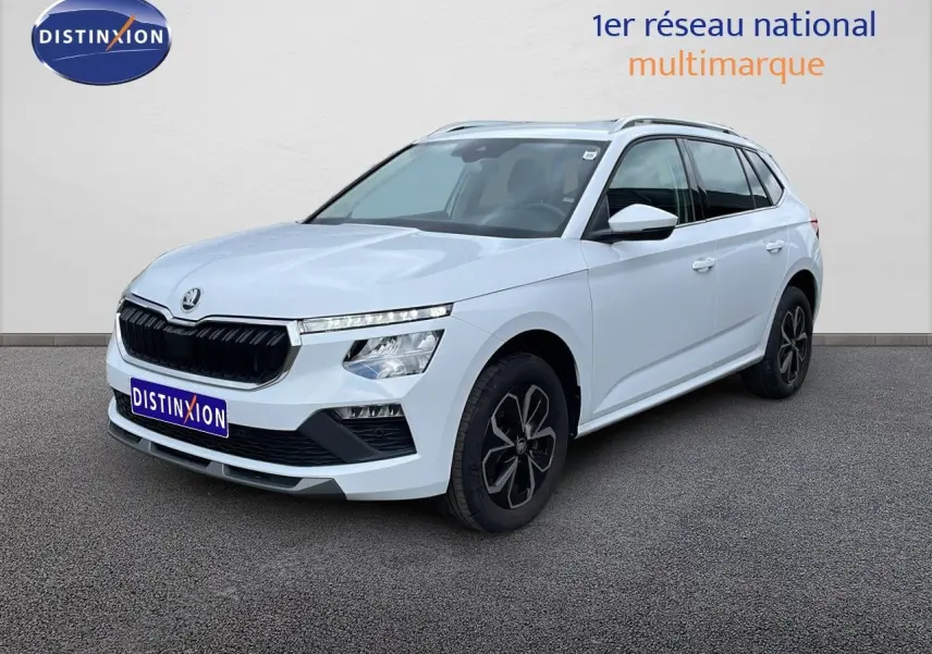 Skoda Kamiq blanc glacier en 3/4 avant droit, avec calandre noire et jantes alliage noires distinctives.