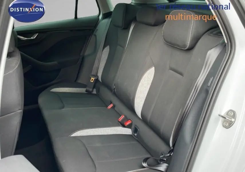 Vue intérieure côté droit des sièges arrière du Skoda Kamiq blanc glacier avec sellerie tissu noir et inserts gris.