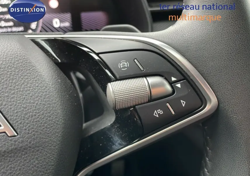 Gros plan sur les commandes multifonctions à droite du volant en cuir noir du Skoda Kamiq blanc glacier, 2025.
