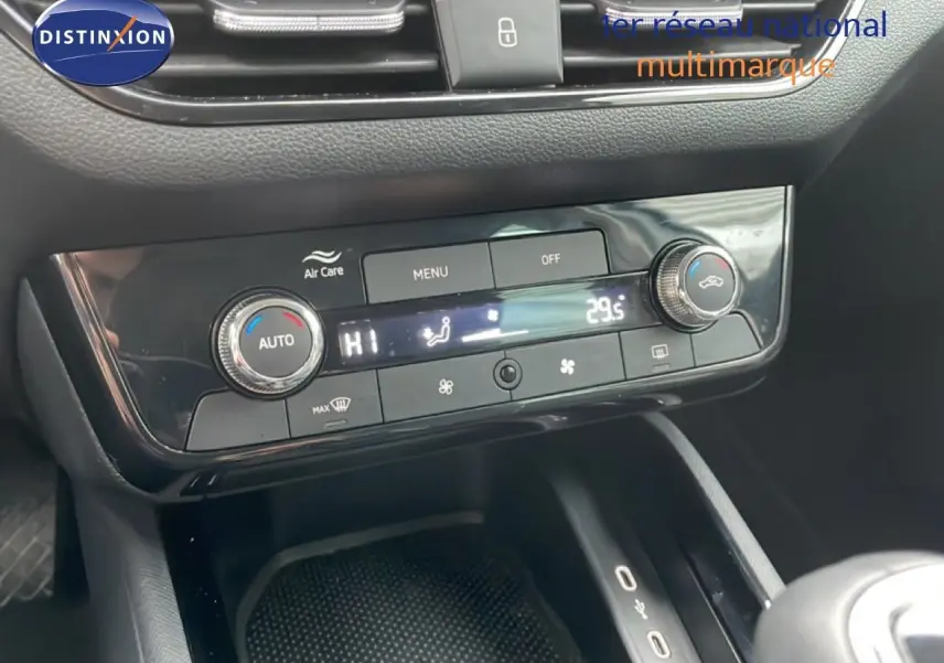 Vue rapprochée de la console centrale du Skoda Kamiq blanc glacier 2025, mettant en valeur la climatisation automatique digitale.