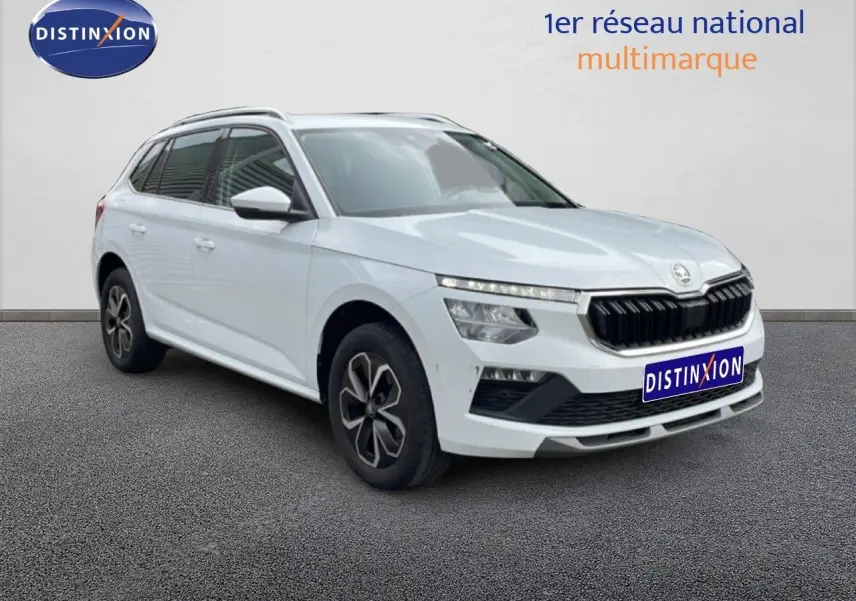 SKODA KAMIQ blanc glacier vu en 3/4 avant droit, avec calandre noire et jantes distinctives.