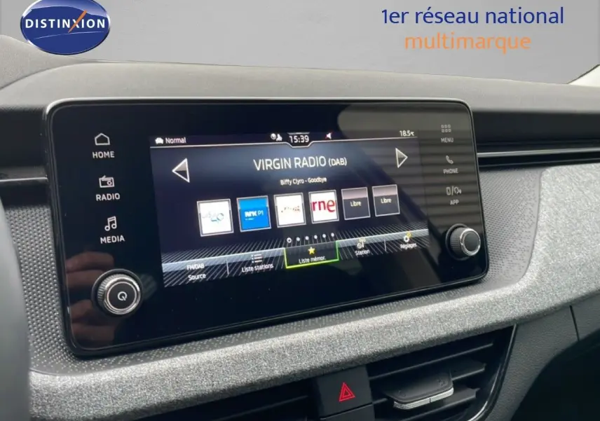 Vue rapprochée de l’écran multimédia tactile du Skoda Kamiq 2025, affichant la radio Virgin Radio en mode DAB.