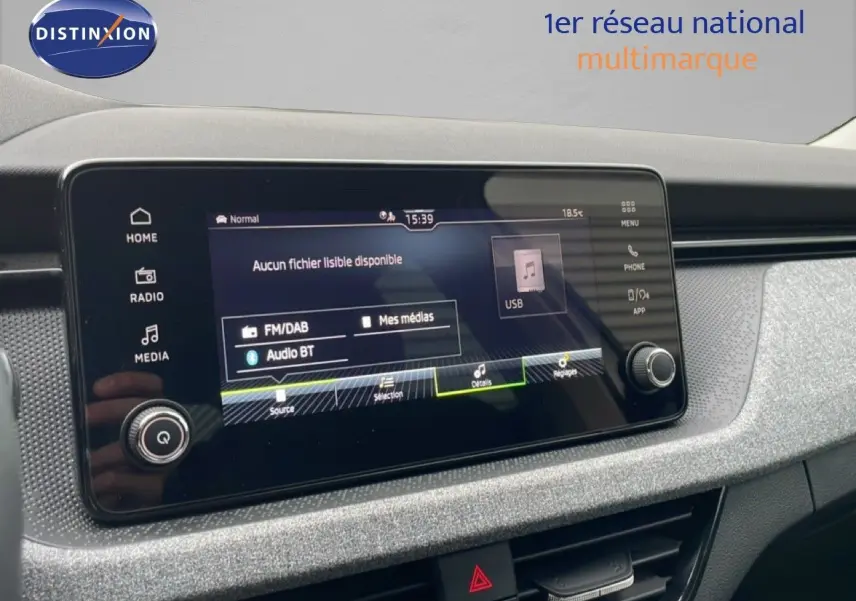 Écran tactile central du Skoda Kamiq blanc glacier 2025, affichant les options multimédias avec interface moderne.