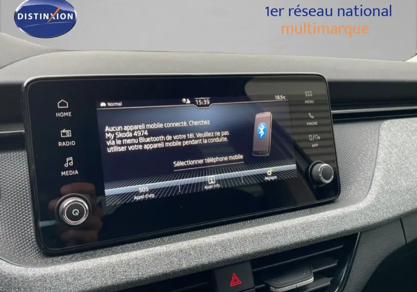 Vue rapprochée de l’écran tactile central du Skoda Kamiq blanc glacier 2025, affichant le menu Bluetooth et commandes multimédia.