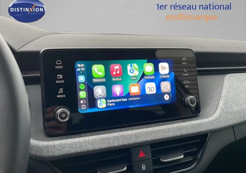 Vue rapprochée de l’écran tactile central du Skoda Kamiq blanc glacier 2025 avec interface Apple CarPlay affichée.