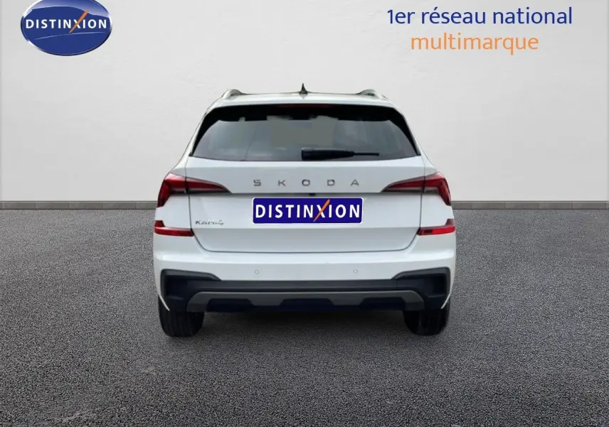 Vue arrière d'un Skoda Kamiq blanc glacier 2025 avec feux LED et logo distinctif sur le hayon.