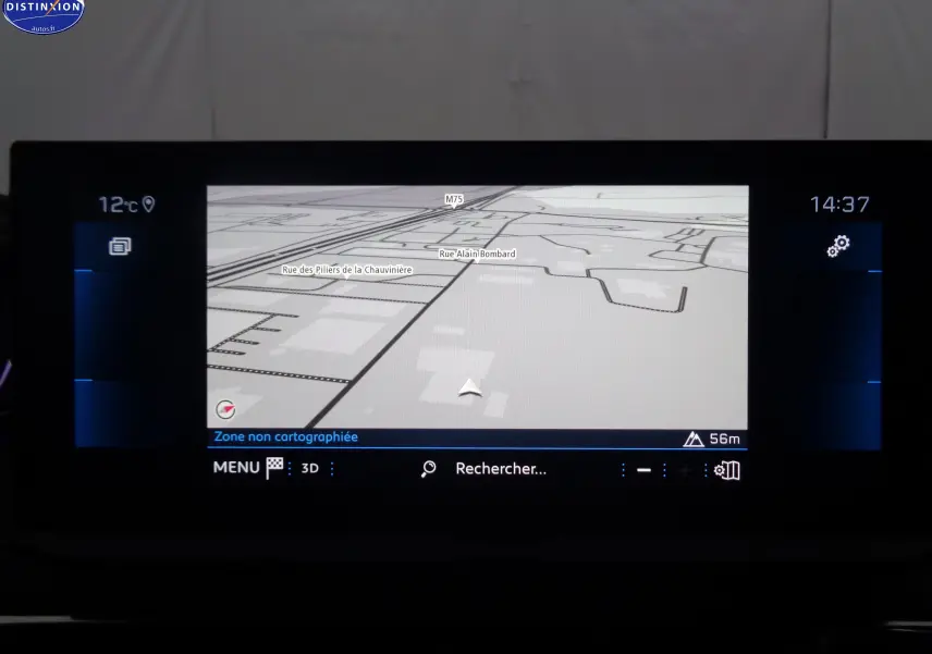 Écran tactile du système de navigation du Peugeot 3008 2023 affichant une carte 3D en zone non cartographiée.
